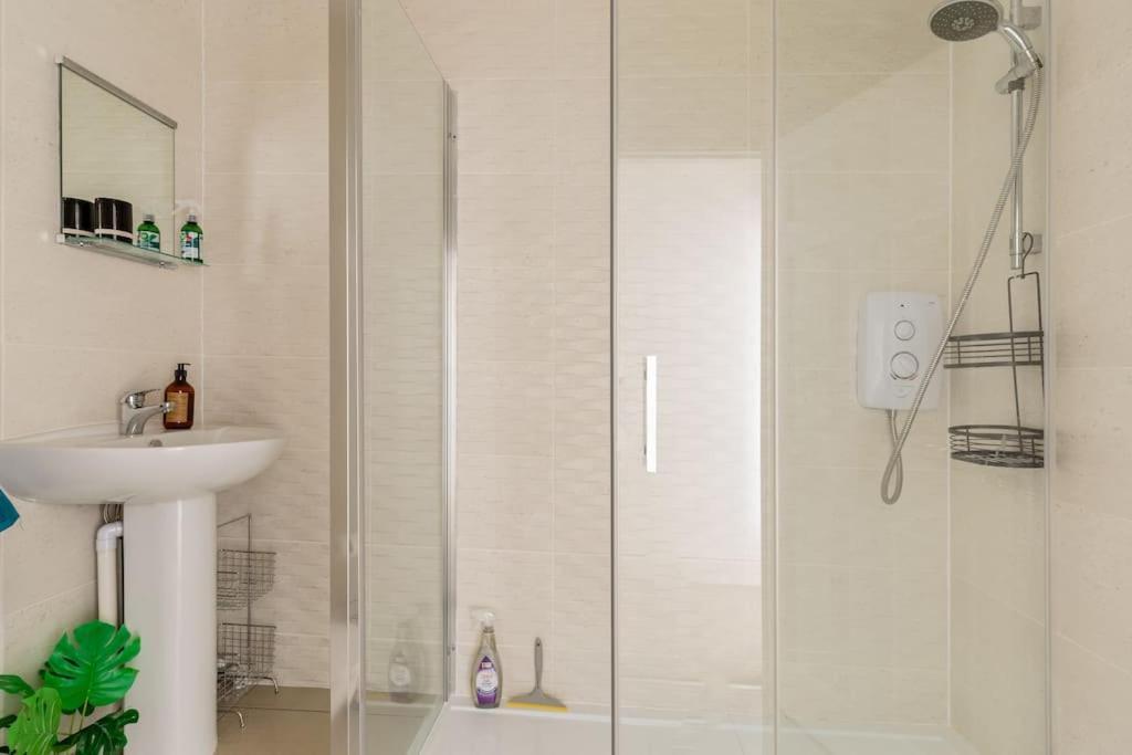 Modern Flat With Island Views In Heart Of Tenby Ngoại thất bức ảnh