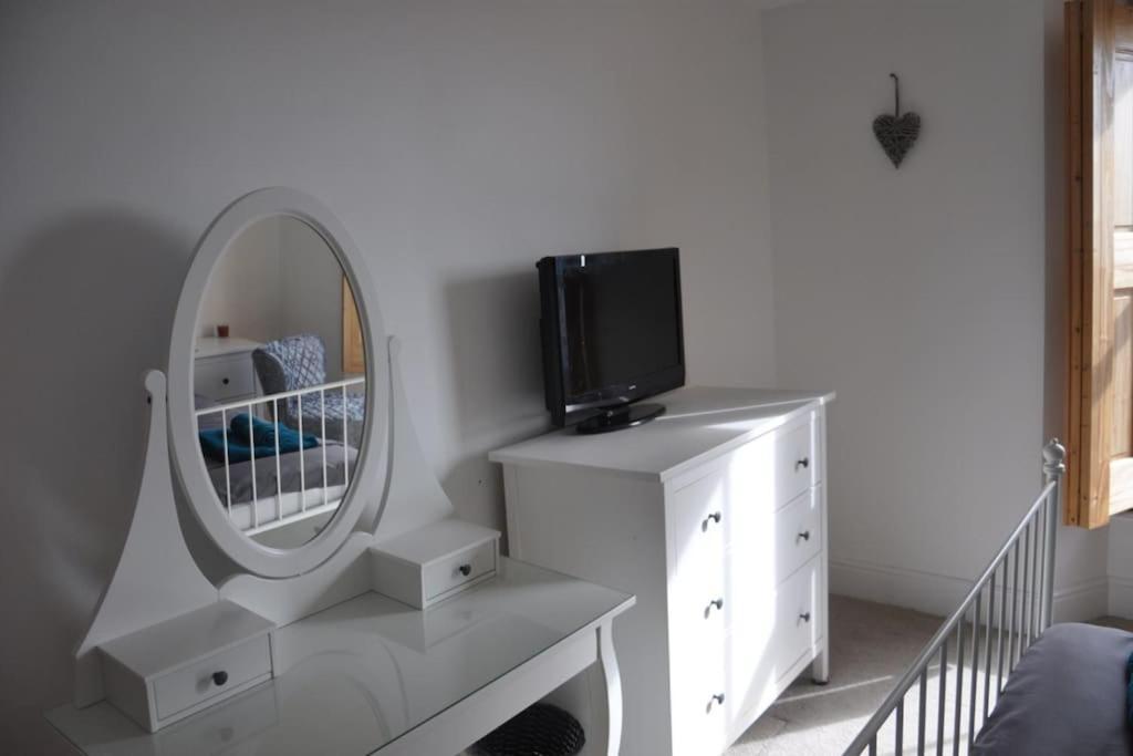 Modern Flat With Island Views In Heart Of Tenby Ngoại thất bức ảnh